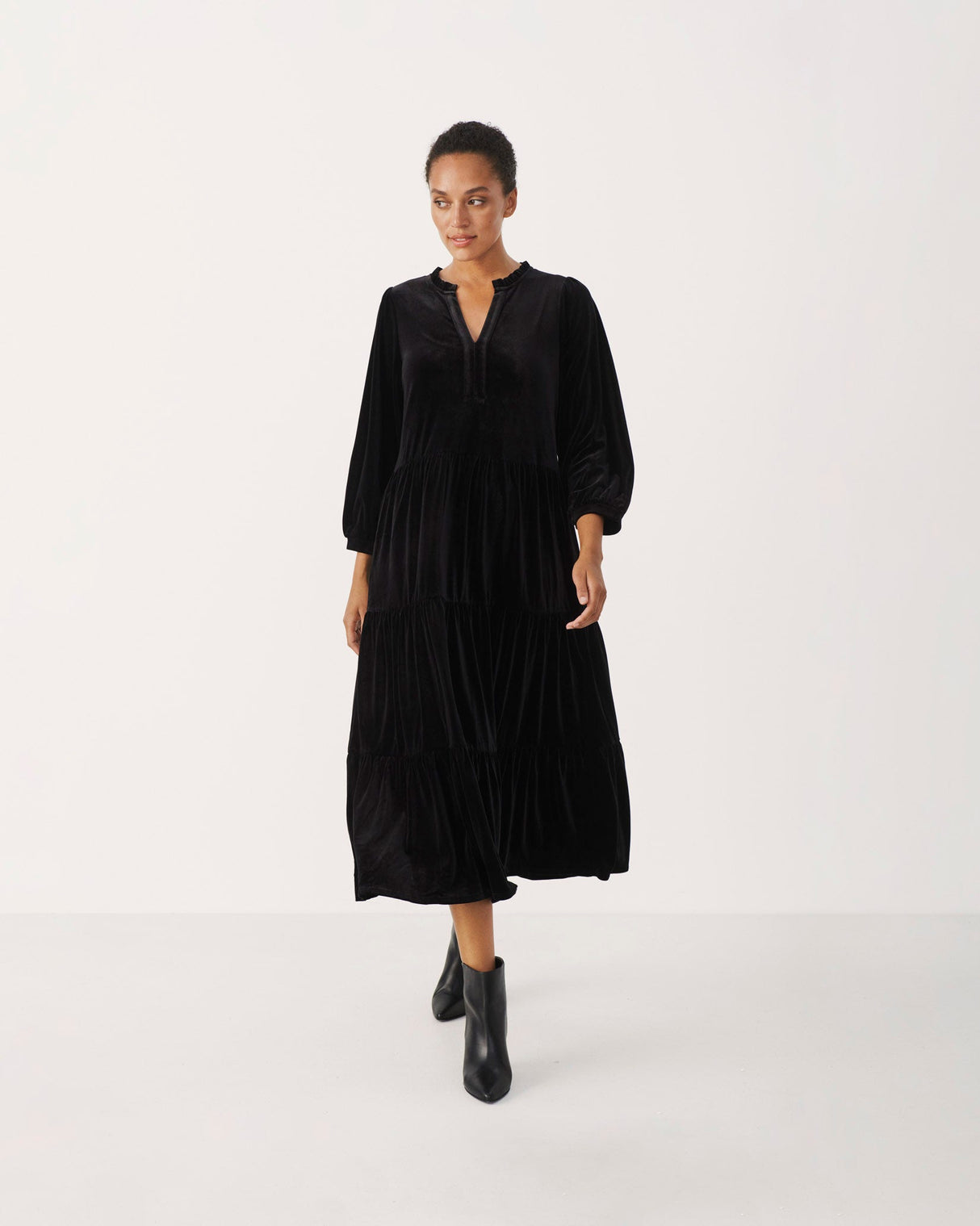 Black-Viggasa-Velvet-Midi-Dress