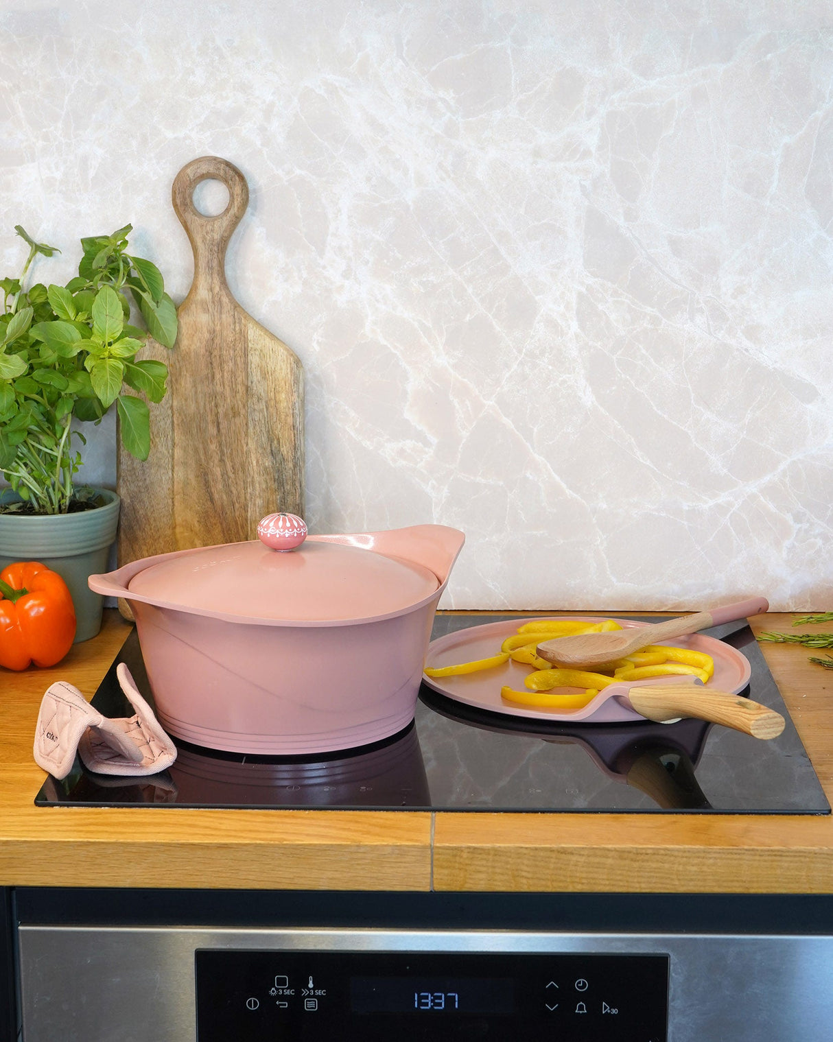 Marshmallow Cocotte 24cm Lidded Non-Stick Cooking Pot