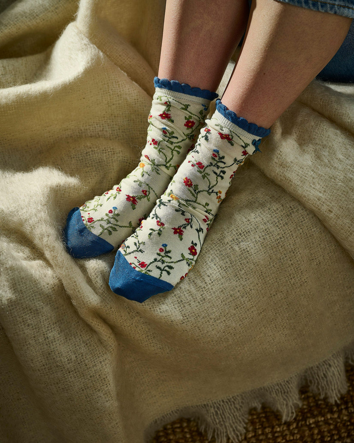 Trailing Flowers Ankle Socks