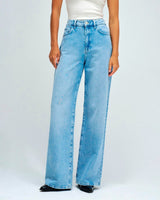 Light-Wash-Wide-Leg-Jeans