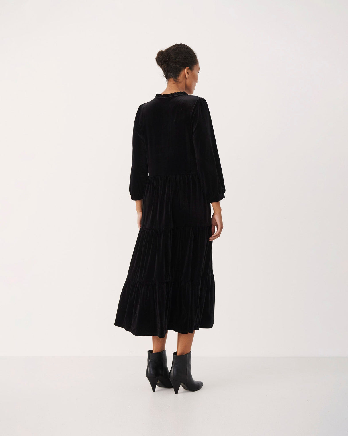 Black-Viggasa-Velvet-Midi-Dress