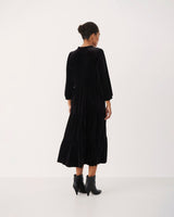 Black-Viggasa-Velvet-Midi-Dress