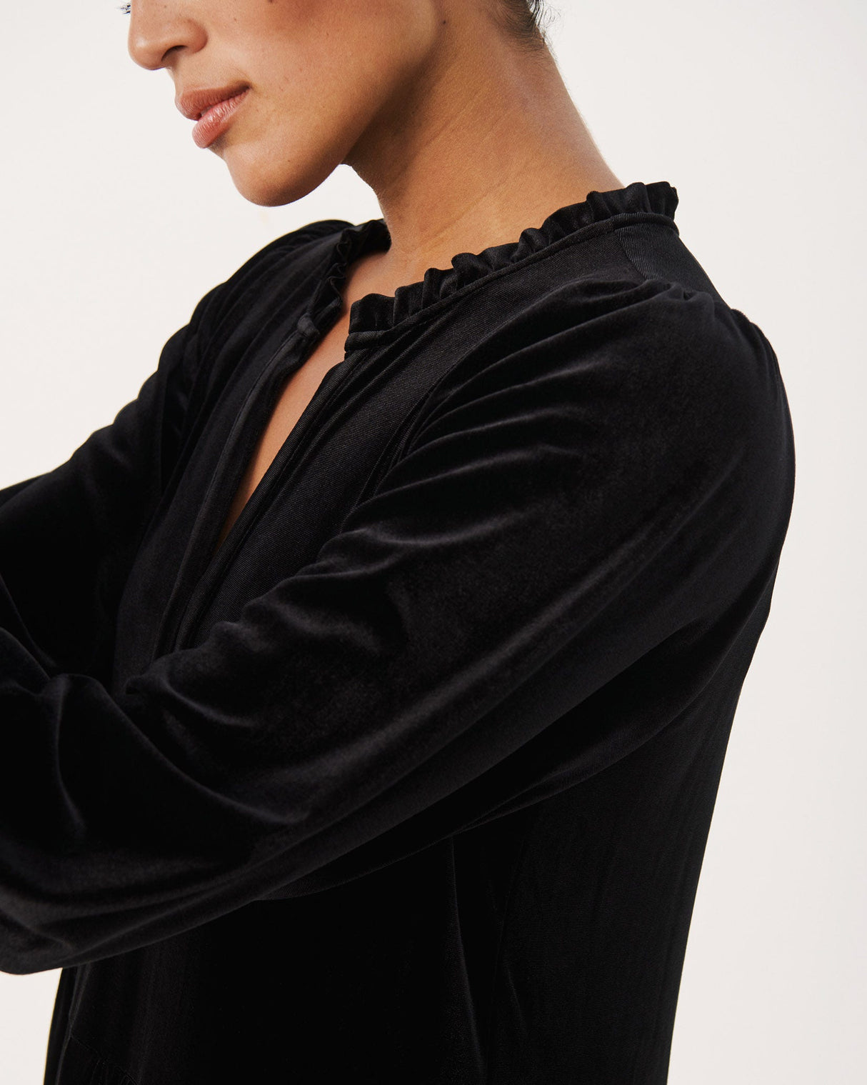 Black Viggasa Velvet Midi Dress