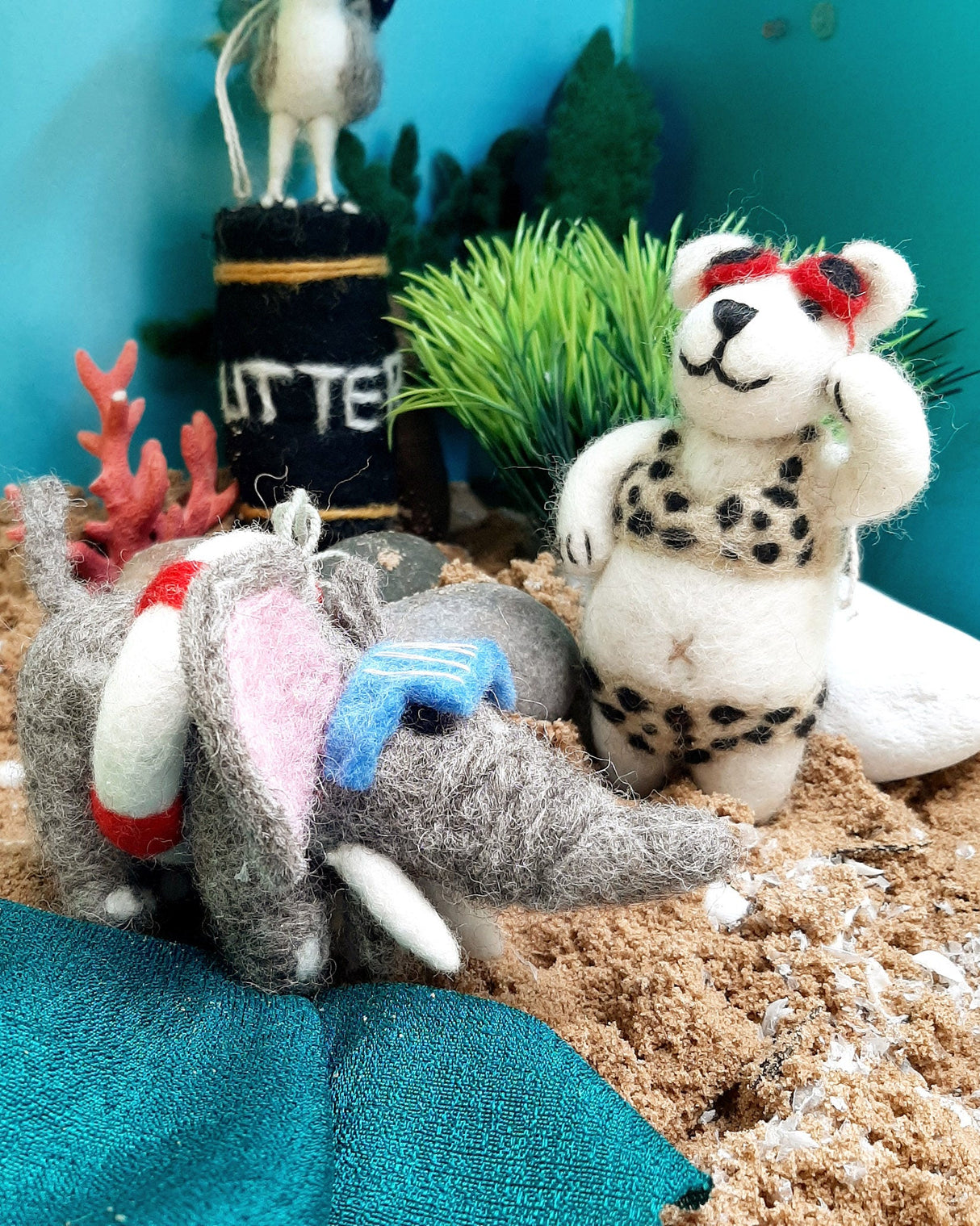 Handmade-Felt-Diva-Polar-Bear-Tree-Decoration